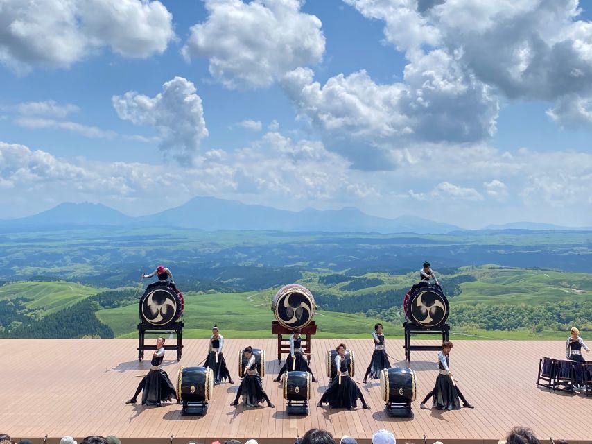 開放劇場「Tao-no-Oka」でのドラムTAOのライブパフォーマンス - Directions