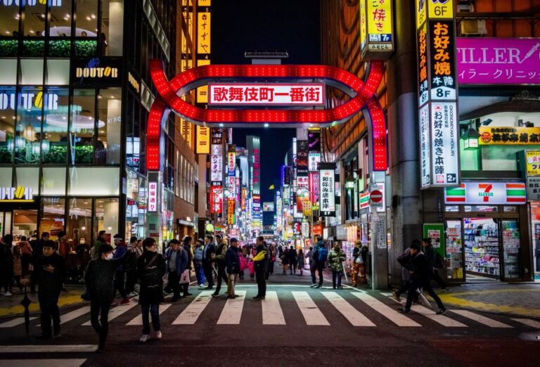 Audio Guide Tour: Deeper Experience of Shinjuku Sightseeing Quick Takeaways