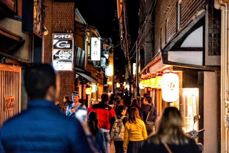 Kyoto: Gion District Guided Walking Tour at Night With Snack Quick Takeaways
