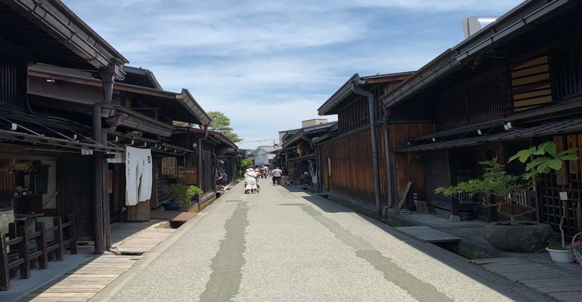Takayama: Old Town Guided Walking Tour 45min. - Live Tour Guide in Japanese and English