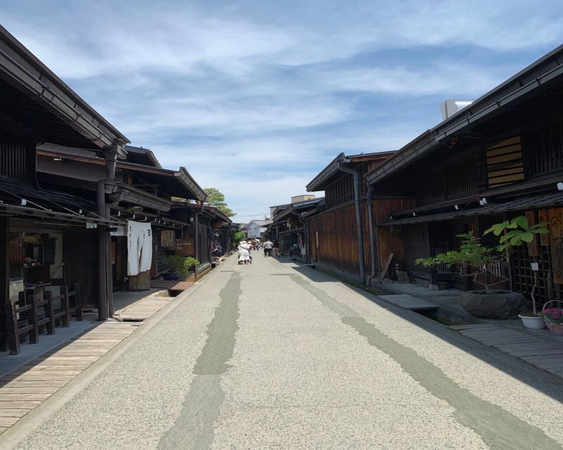 Takayama: Old Town Guided Walking Tour 45min. - Quick Takeaways
