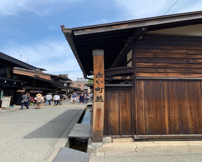 Takayama: Old Town Guided Walking Tour 45min. - Includes Local Guide, Walking Tour, and Refreshments