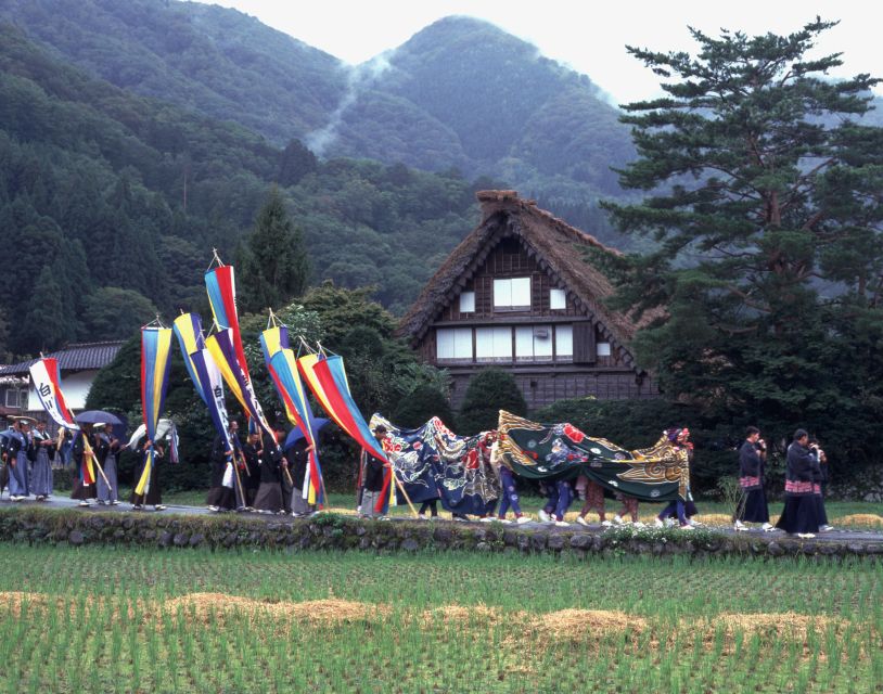 Round Way Bus From Nagoya to Shirakawa-Go - Exploring the Gassho-style Village