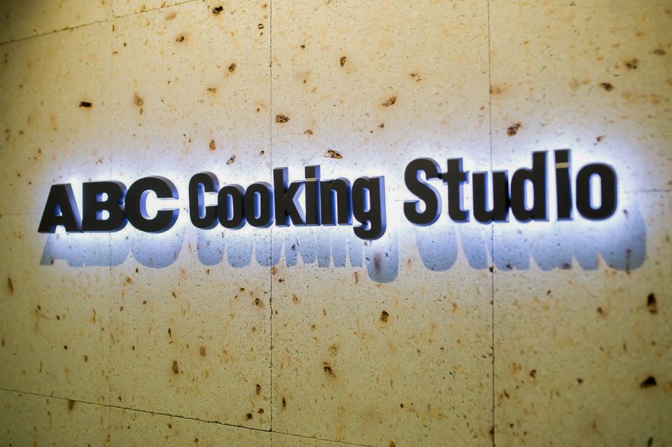 Tokyo: Tsukiji Market Walking Tour & Rolled Sushi Class - Lunch With Prepared Dishes